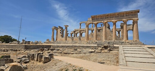 Obraz premium The Temple of Aphaia, is an Ancient Greek temple located within a sanctuary complex dedicated to the goddess Aphaia on the island of Aegina, which lies in the Saronic Gulf.