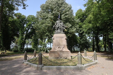 Fototapeta premium Monument aux morts, ville de Lamballe, département des Côtes d'Armor, Bretagne, France