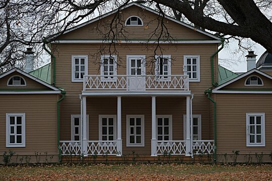  Lermontov's House in Tarkhany: A Penza Region Gem in Autumn