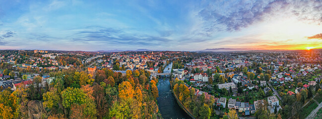 Graniczna rzeka Olza w Cieszynie z mostem łączący polski i czeski Cieszyn. Panorama wieczorem. © Franciszek