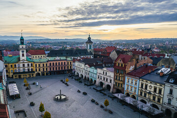 Stare miasto Cieszyn na Śląsku w Polsce, rynek i stare kamienice z ratuszem. Panorama wieczorem z lotu ptaka. © Franciszek