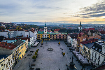 Stare miasto Cieszyn na Śląsku w Polsce, rynek i stare kamienice z ratuszem. Panorama wieczorem z lotu ptaka. © Franciszek