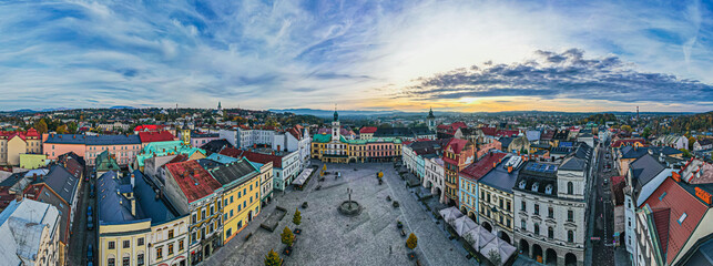 Stare miasto Cieszyn na Śląsku w Polsce, rynek i stare kamienice z ratuszem. Panorama wieczorem z lotu ptaka. © Franciszek