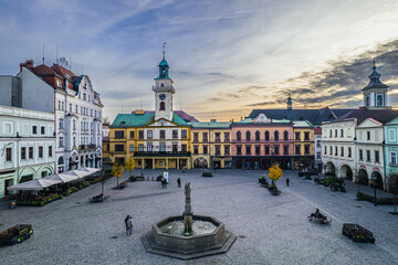 Stare miasto Cieszyn na Śląsku w Polsce, rynek i stare kamienice z ratuszem. Panorama wieczorem z lotu ptaka. © Franciszek