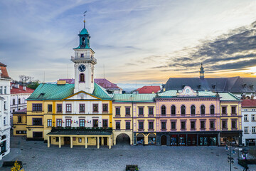 Stare miasto Cieszyn na Śląsku w Polsce, rynek i stare kamienice z ratuszem. Panorama wieczorem z lotu ptaka. © Franciszek