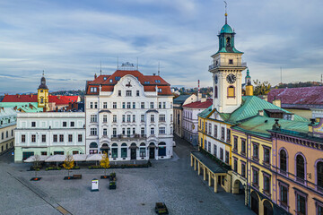 Stare miasto Cieszyn na Śląsku w Polsce, rynek i stare kamienice z ratuszem. Panorama wieczorem z lotu ptaka. © Franciszek