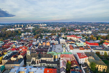 Stare miasto Cieszyn na Śląsku w Polsce, rynek i stare kamienice z ratuszem. Panorama wieczorem z lotu ptaka. © Franciszek
