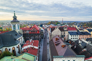 Stare miasto Cieszyn na Śląsku w Polsce, rynek i stare kamienice z ratuszem. Panorama wieczorem z lotu ptaka. © Franciszek