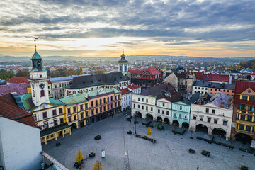 Stare miasto Cieszyn na Śląsku w Polsce, rynek i stare kamienice z ratuszem. Panorama wieczorem z lotu ptaka. © Franciszek
