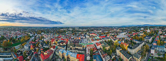 Stare miasto Cieszyn na Śląsku w Polsce, rynek i stare kamienice z ratuszem. Panorama wieczorem z lotu ptaka. © Franciszek