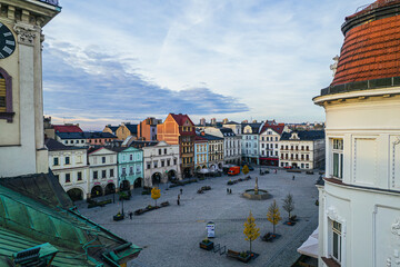 Stare miasto Cieszyn na Śląsku w Polsce, rynek i stare kamienice z ratuszem. Panorama wieczorem z lotu ptaka. © Franciszek