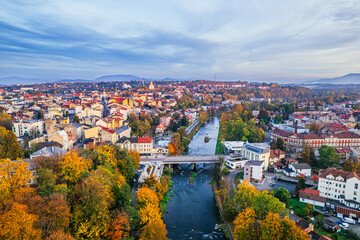 Graniczna rzeka Olza w Cieszynie z mostem łączący polski i czeski Cieszyn. Panorama wieczorem. © Franciszek