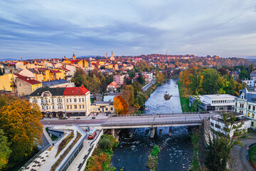 Graniczna rzeka Olza w Cieszynie z mostem łączący polski i czeski Cieszyn. Panorama wieczorem. © Franciszek