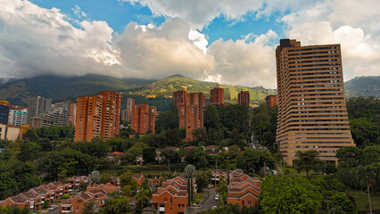 Obraz premium Foto aérea, tomada en el sector de El Poblado, en Medellín, Colombia.