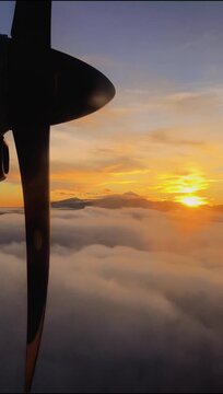 4K A BORDO: Surfeando nubes al atardecer con el Teide al fondo. Vuelo m&aacute;gico sobre el mar de nubes de Tenerife.