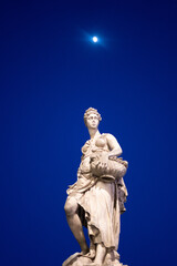 Obraz premium Statue in night blueish light