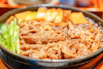 熱々のすき焼きから立ち上る香りと旨味の瞬間