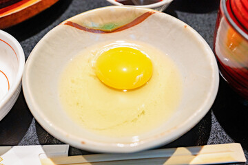 すき焼きに添えられた新鮮な生卵の美しい輝き
