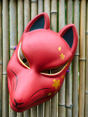 紅に咲く花模様の狐面