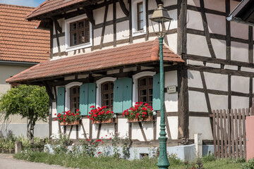 Fenster mit Blumenschmuck, Fachwerkhaus, Elsass