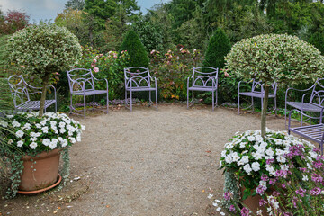 Sitzecke in herbstlichen Garten