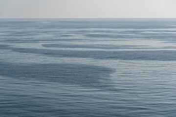 Extrañas manchas en el agua de la inmensidad del mar