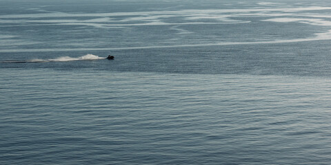 Moto de agua a toda velocidad en el mar