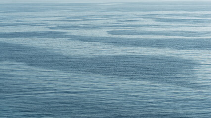 Extrañas manchas en el agua de la inmensidad del mar