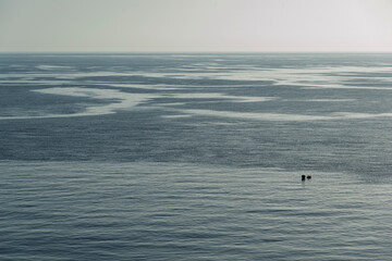 Extrañas manchas en el agua de la inmensidad del mar