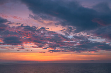 Obraz premium 美しい朝焼けに照らされた海