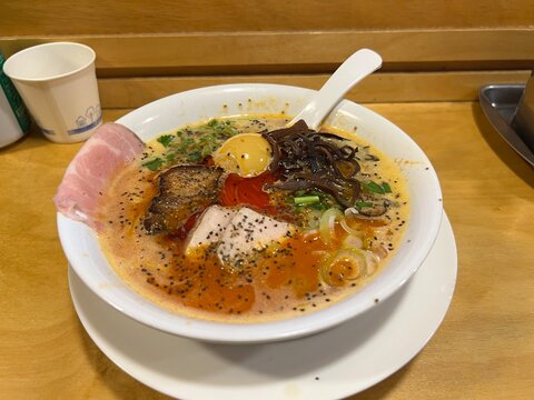 동그린 그릇에 담긴 맛있는 라멘