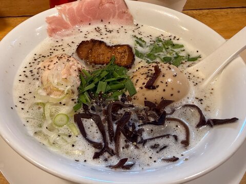 동그린 그릇에 담긴 맛있는 라멘