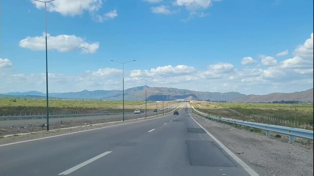 vista de viaje desde un parabrisas de un auto en latinoamerica