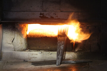 炉で材料を熱する様子