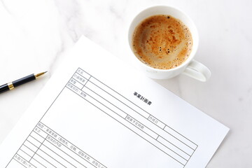 事業計画書 - 新規事業の立ち上げに先立ち、事業計画書を作成する起業家のイメージ
