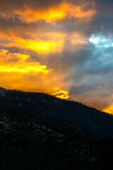 Por do sol atras da montanha