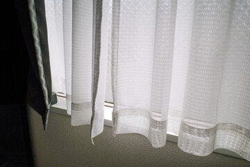 窓辺で揺れるレースのカーテン