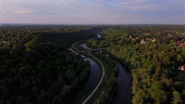 Luftaufnahme der mittelalterlichen Burg Gruenwald uber dem Isartal bei Muenchen. Mit der Gruenwalder Isarbruecke, Fluss, Kanal, Sommerlandschaft und bayerischem Kulturerbe. 