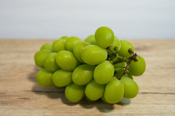 黄緑色で光沢のあるシャインマスカット