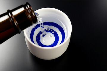 日本酒をおちょこに注ぐイメージ写真