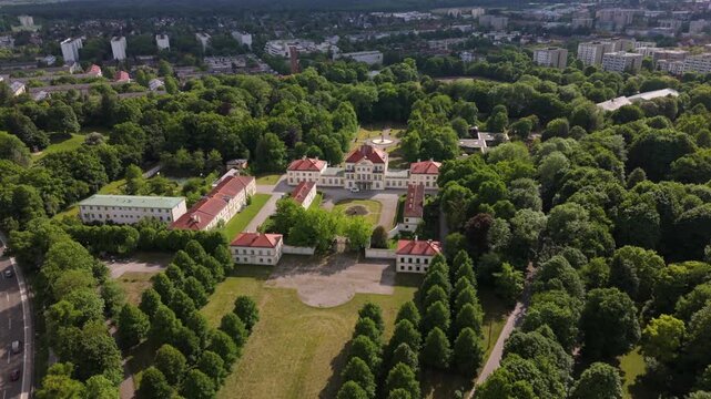 Luftaufnahme von Schloss Fuerstenried ehemaliges Jagdschloss in Muenchen, Deutschland. Barocke Architektur, historische Gartenanlagen und sonnige Sommerlandschaft ein Juwel bayerischer Kultur. 