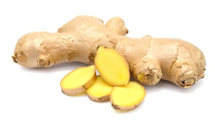 Fototapeta premium Fresh Ginger Root and Slices - A Culinary and Healthful Ingredient.