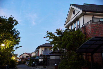 夕方の住宅地の家並