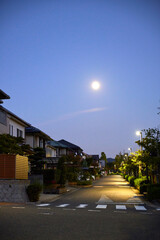 夜の静かな住宅街の家網