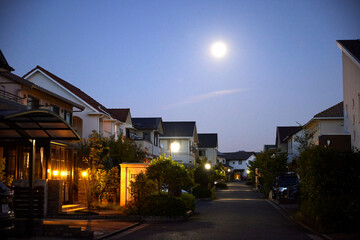夜の静かな住宅街の家網