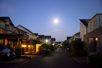 夜の静かな住宅街の家網