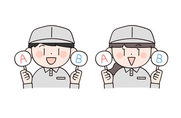 選択札を持った作業服の男女2人