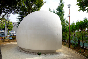 Naklejka premium 著名クリエイータが設計・デザインを担当した公共トイレ【THE TOKYO TOILET ザ・トウキョウ・トイレット 7号通り公園トイレ】（東京都渋谷区幡ヶ谷）