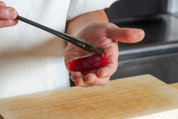 鮨に醤油を塗る