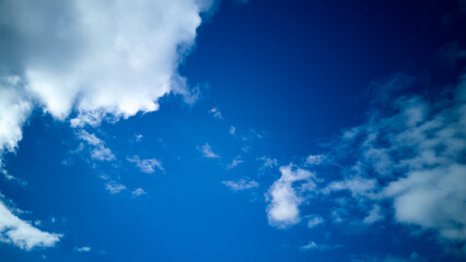 Obraz premium serene sky backdrop, gentle sky with clouds and gradient, calm blue sky featuring wispy clouds